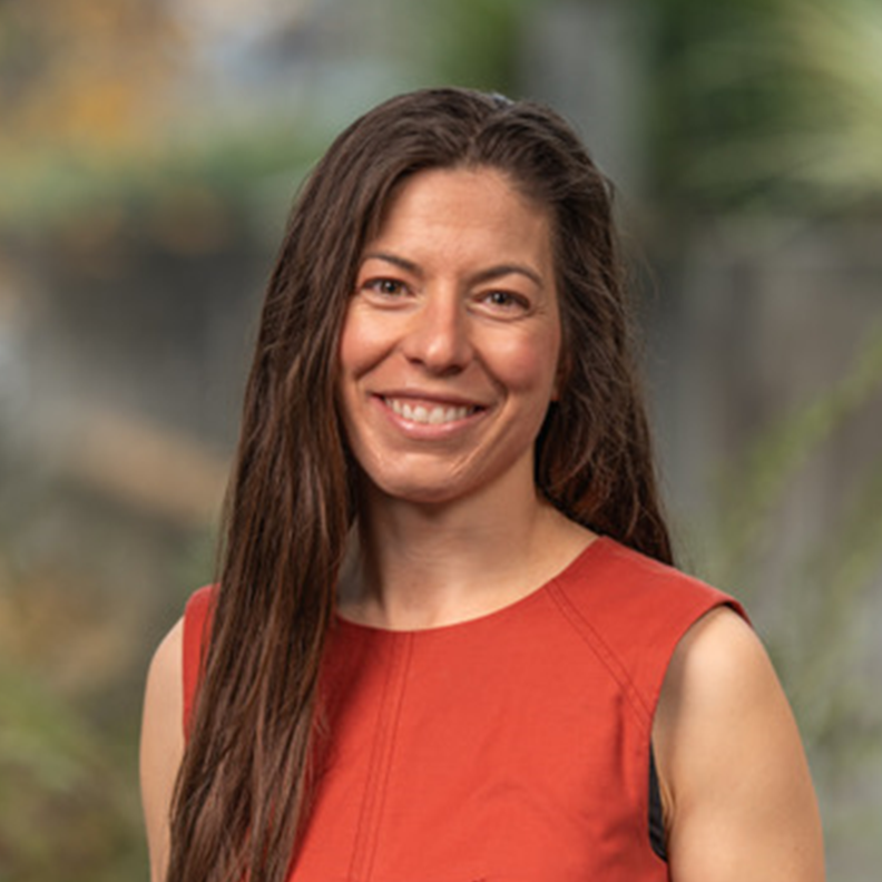 Headshot of Lauren Hallett