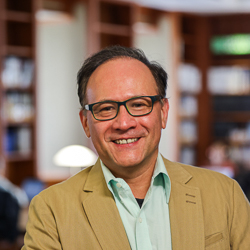 Headshot of Roberto Dominguez
